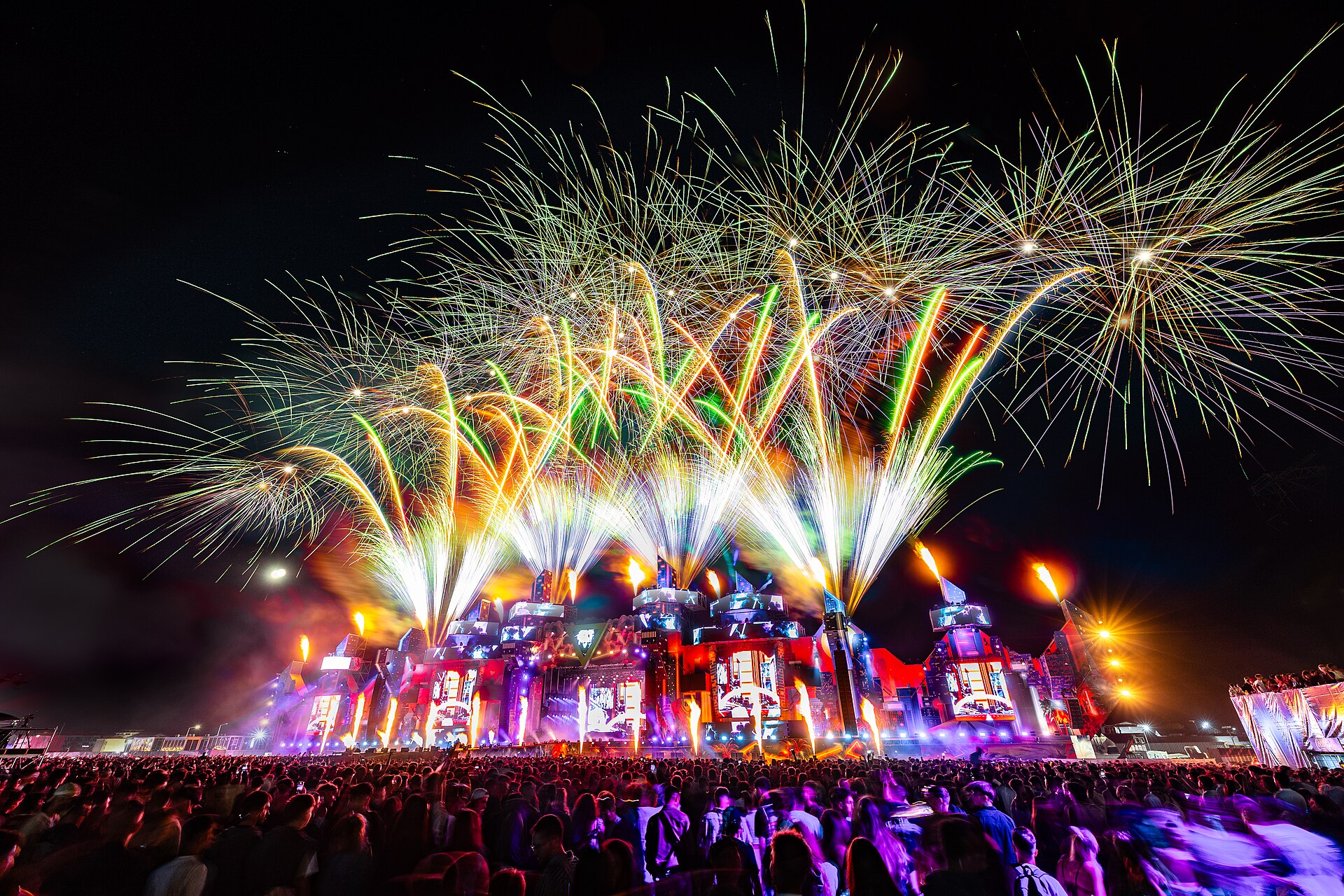 A Night with the Yanshui Beehive Fireworks
